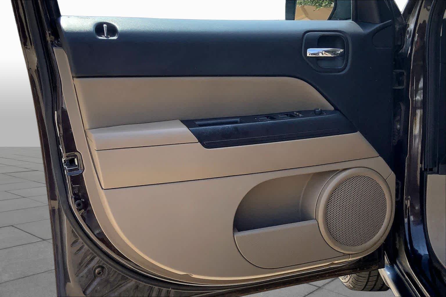Used 2014 Rugged Brown Pearlcoat Jeep Latitude image 22