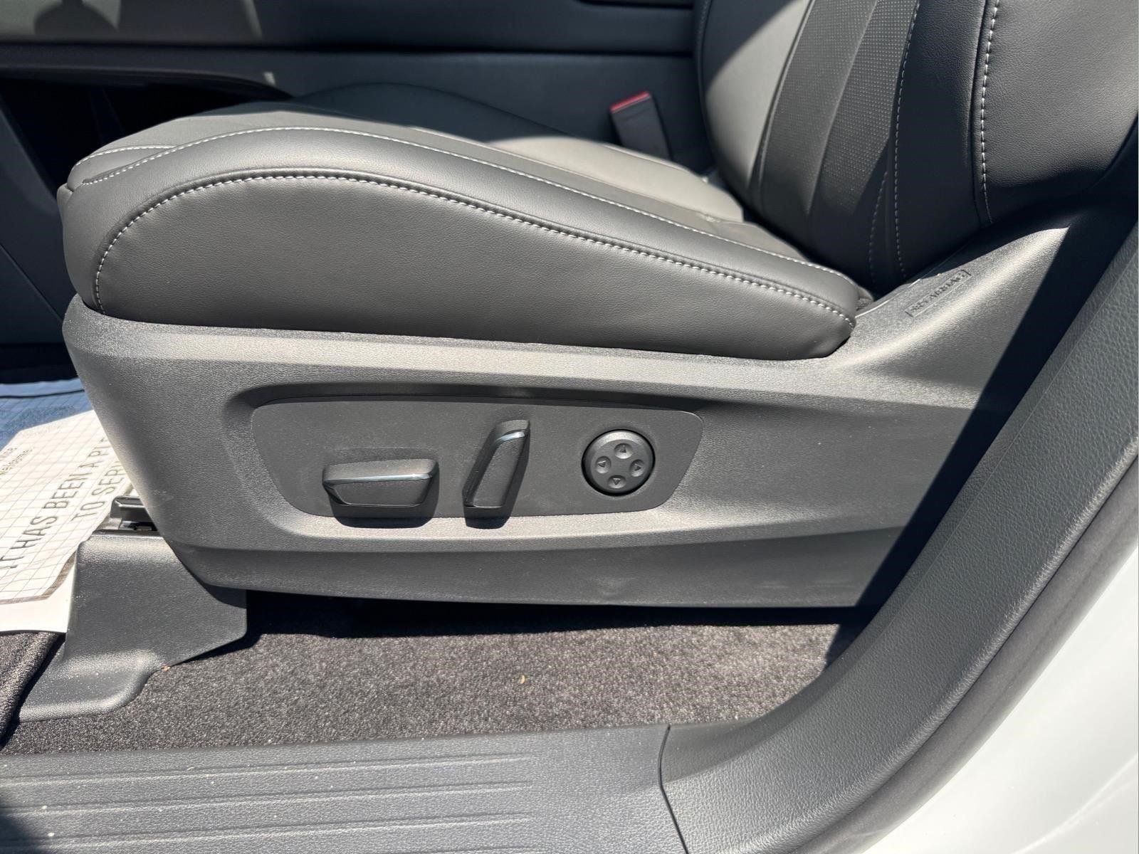 New 2027 Radiant White INFINITI Luxe AWD image 21