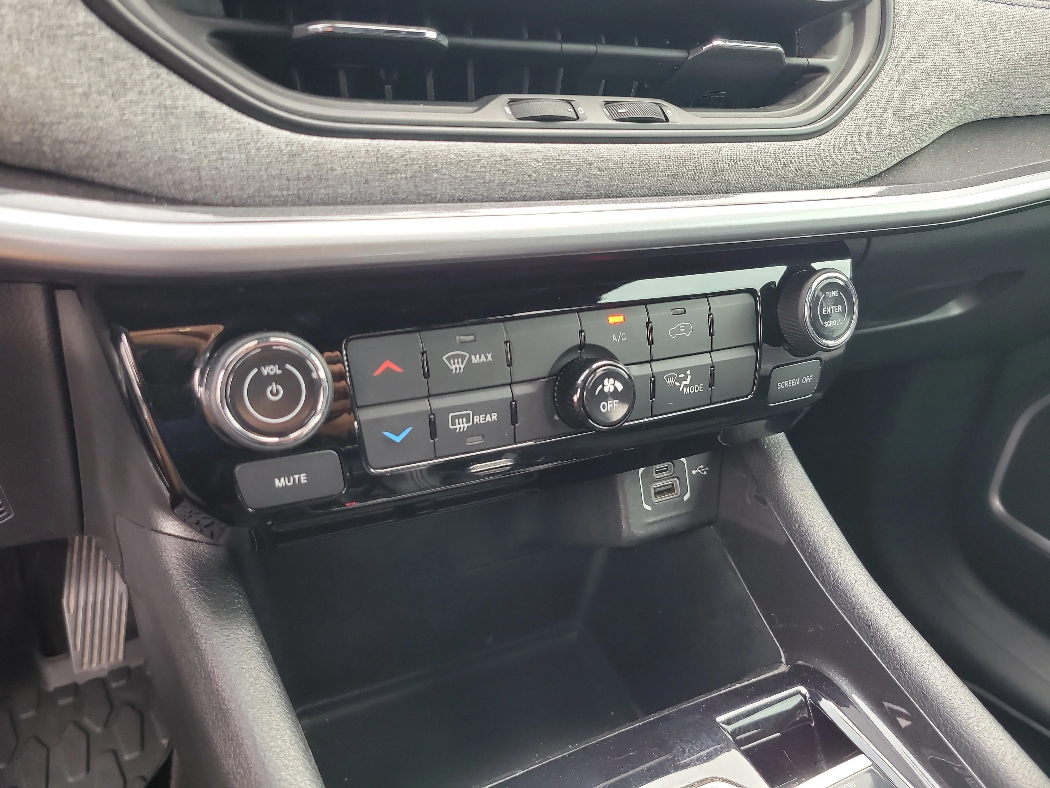 Used 2023 Diamond Black Crystal Pearlcoat Jeep Latitude image 23