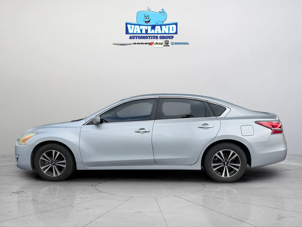 Used 2015 Brilliant Silver Nissan 2.5 S image 2