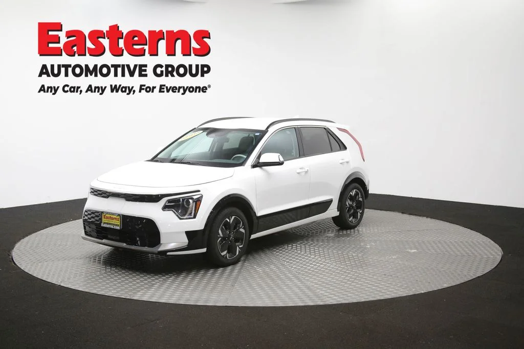 Used 2023 White Kia Wind image 55