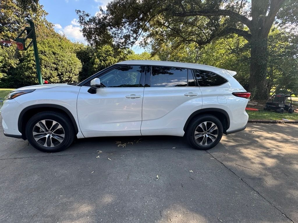 Used 2022 Beige Toyota XLE image 1