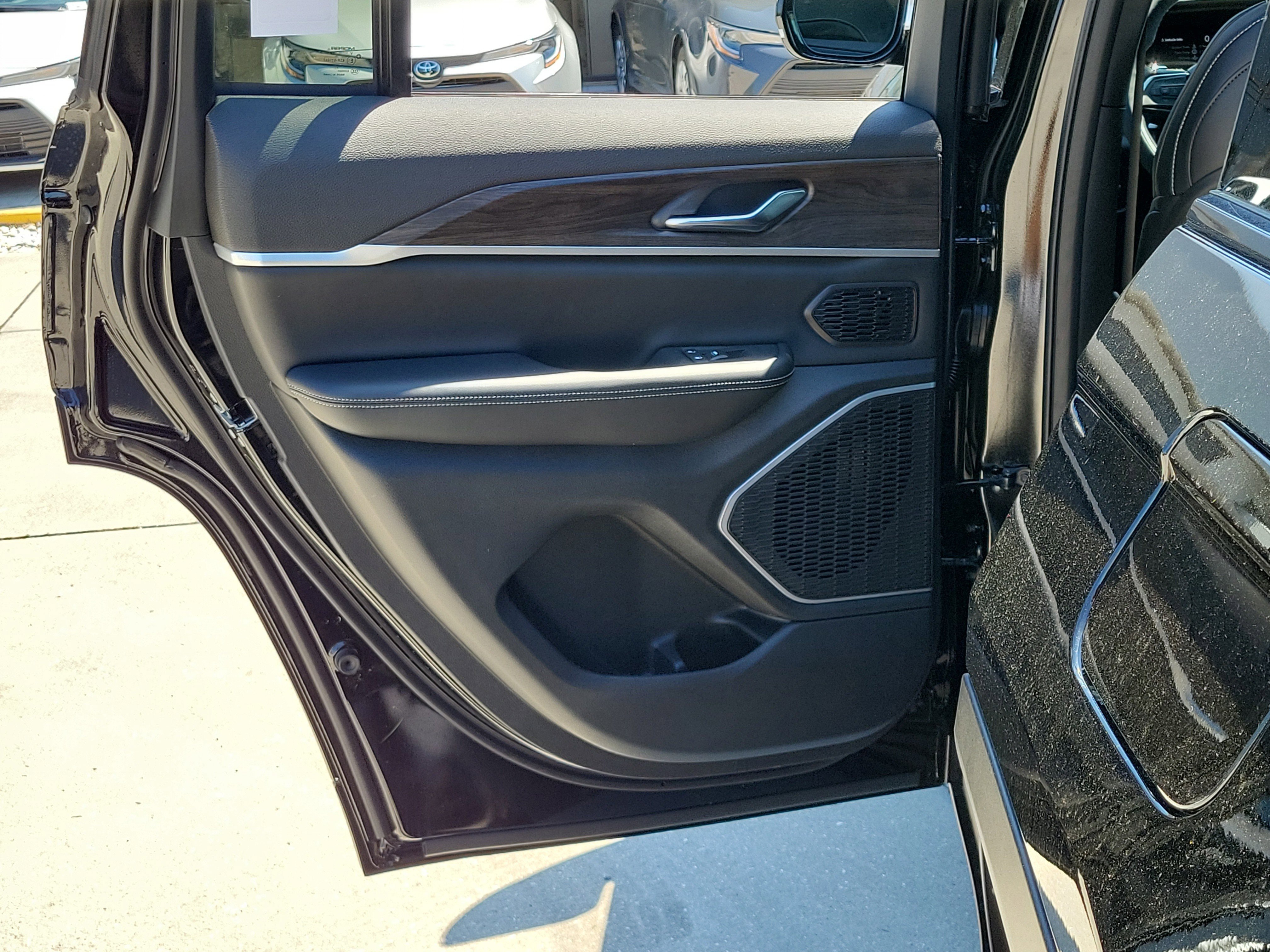 New 2026 Diamond Black Crystal Pearl-Coat Exterior Paint Jeep Limited image 11