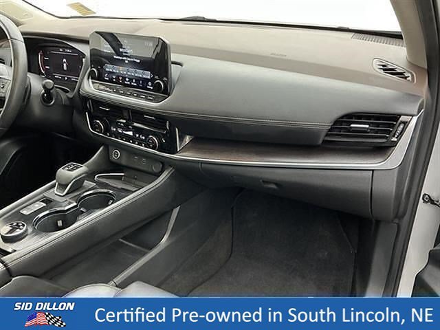 Used 2022 Brilliant Silver Metallic Nissan Platinum image 24