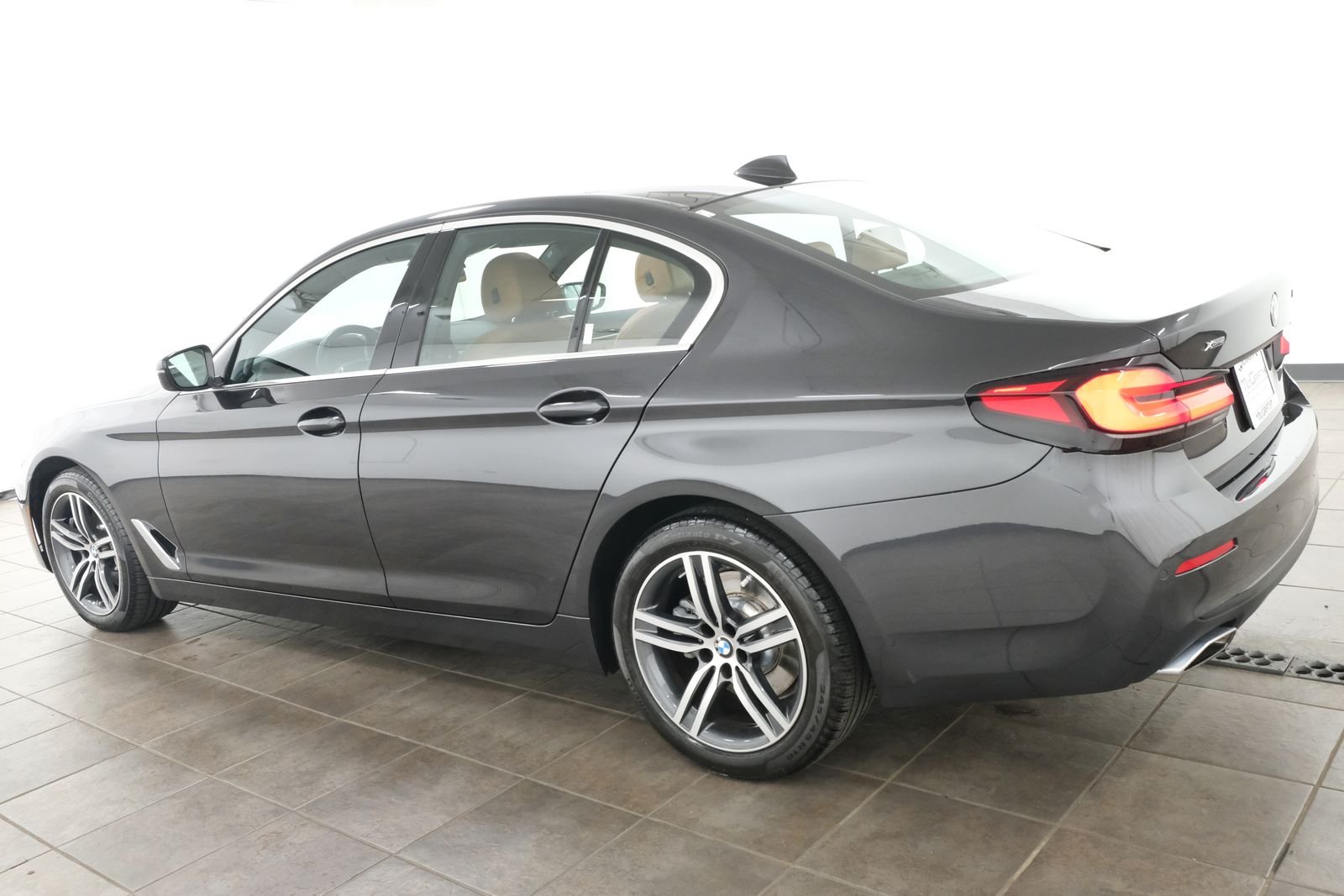 Used 2023 Dark Graphite Metallic BMW 530i xDrive image 3