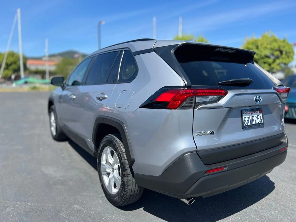 Used 2020 Silver Toyota LE image 5