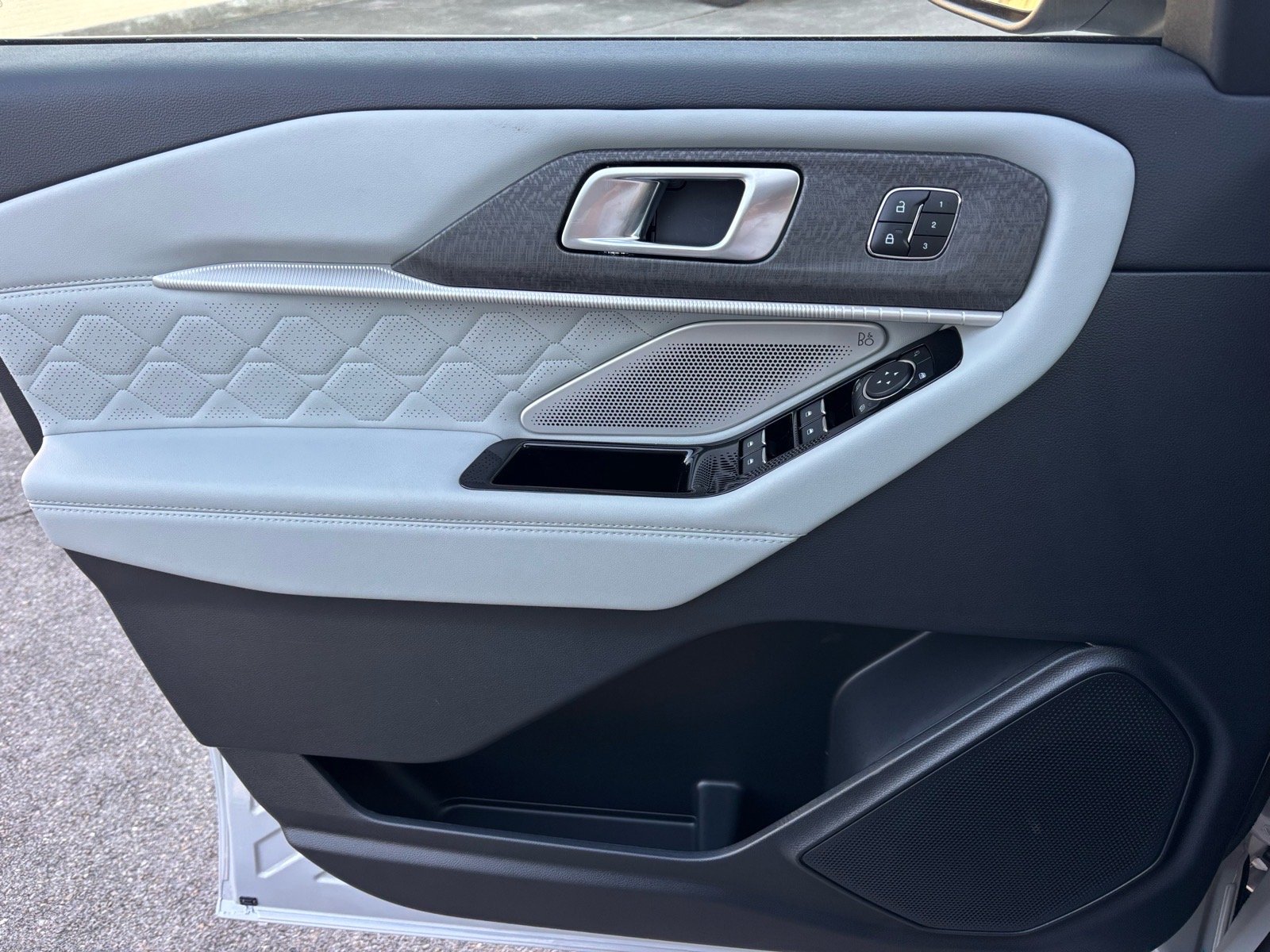 New 2026 Space White Ford Platinum image 9