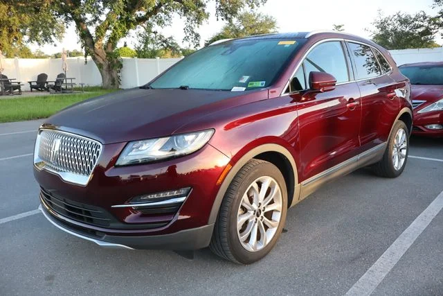 Used 2019 Burgundy Lincoln Select image 4