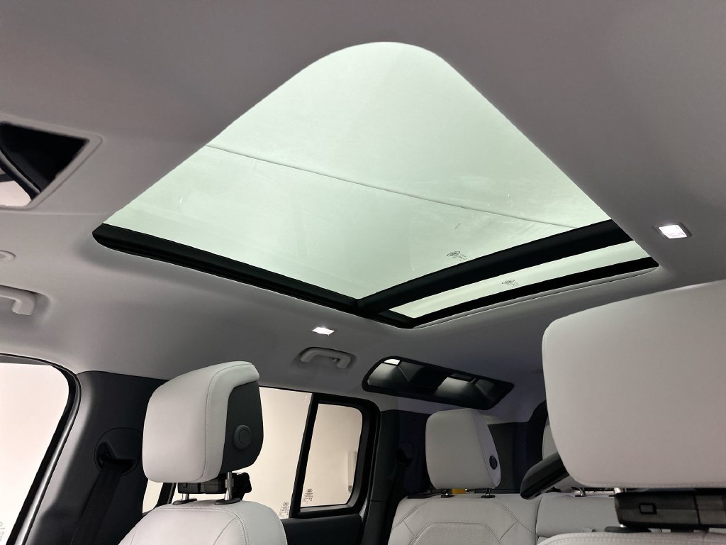 New 2026 Fuji White Land Rover X-Dynamic SE image 11