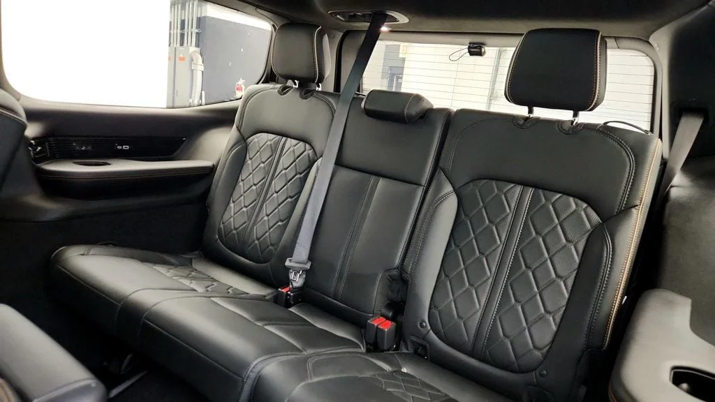 Used 2023 Diamond Black Crystal Pearlcoat Jeep Series III Obsidian 4x4 with Heavy Duty Trailer Tow Package image 21