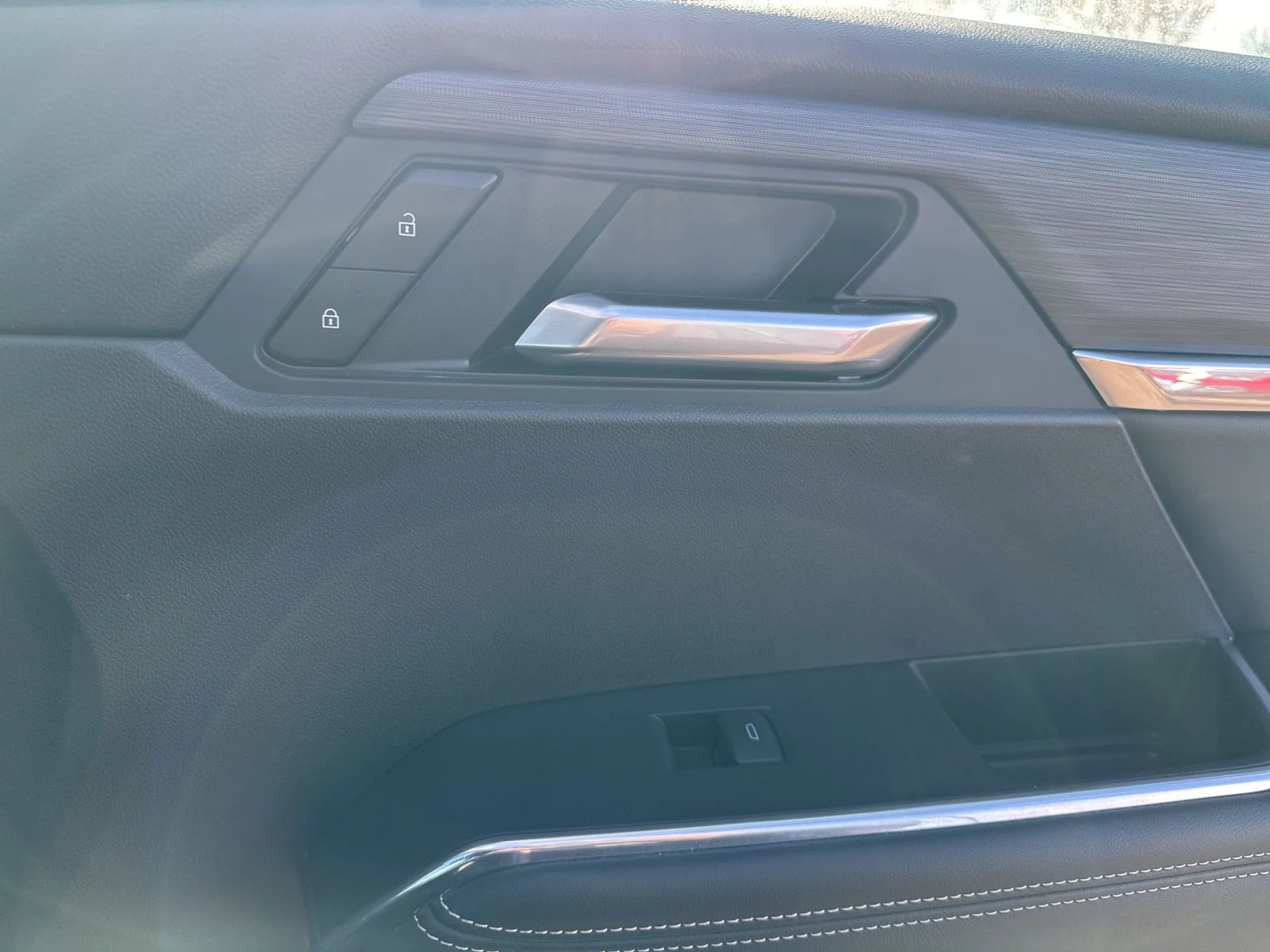 Used 2025 White GMC Elevation image 29