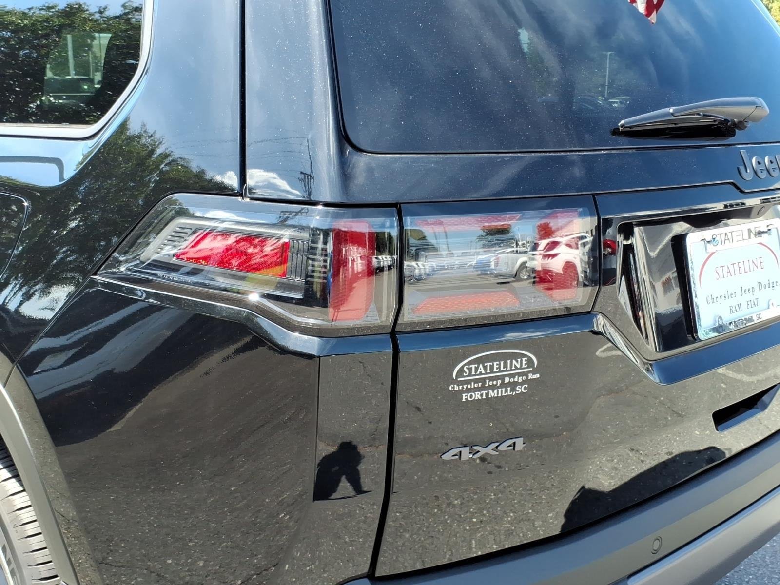 New 2026 Diamond Black Crystal Pearl-Coat Exterior Paint Jeep Laredo image 19