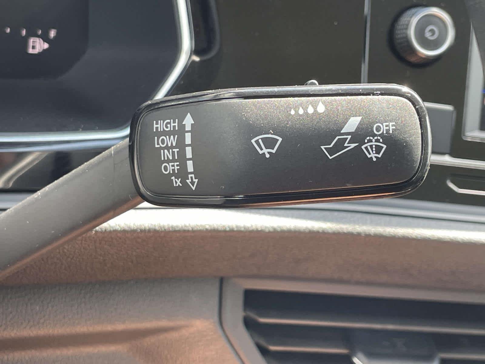Used 2024 Pyrite Silver Metallic Volkswagen SE image 40