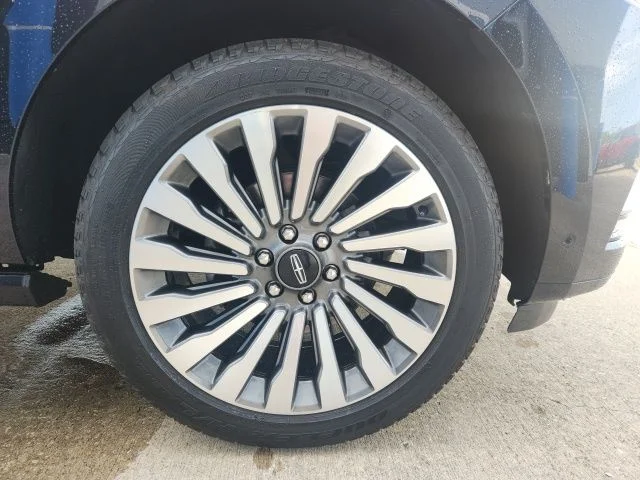 Used 2019 Black Lincoln Reserve image 9