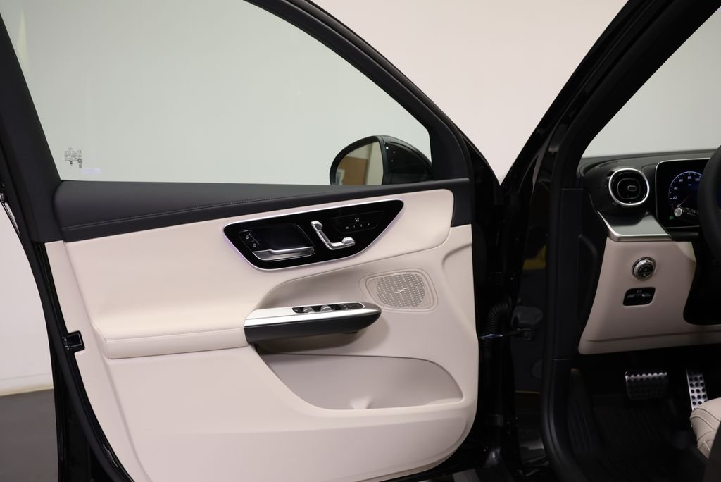 New 2027 Black Mercedes-Benz GLC 300 image 29
