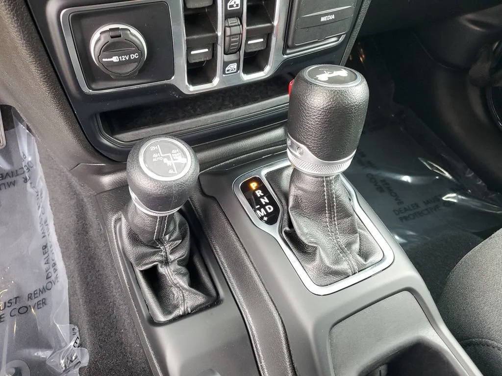Used 2024  Jeep Sahara image 26