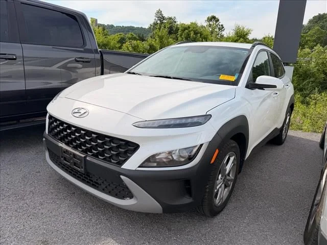 Used 2022 White Hyundai SEL image 2