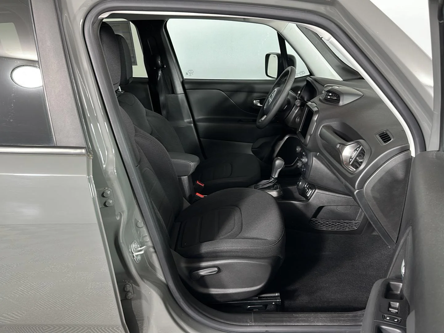 Used 2022 Sting-Gray Clearcoat Jeep Latitude image 27