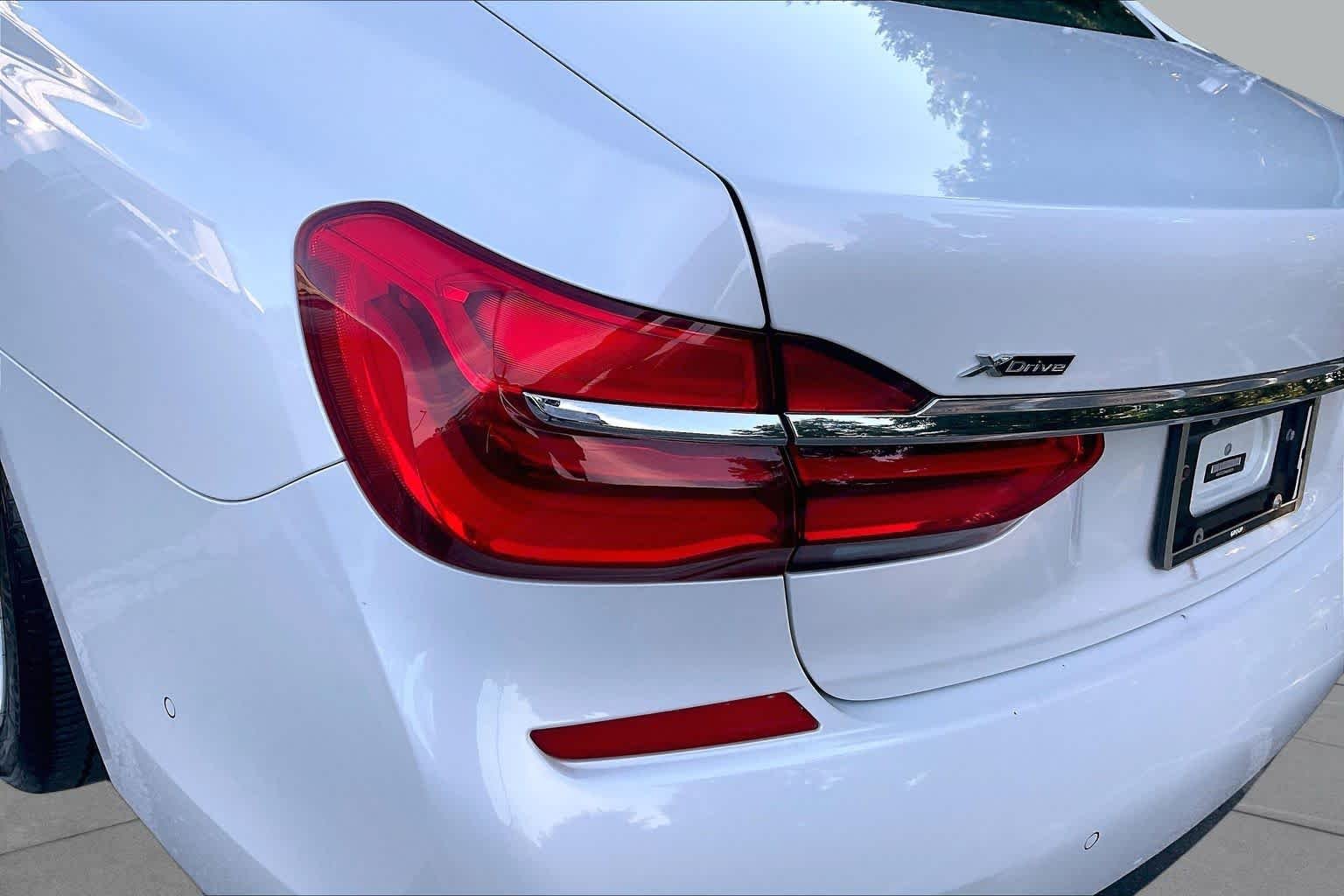 Used 2019 Mineral White Metallic BMW 750i xDrive image 27
