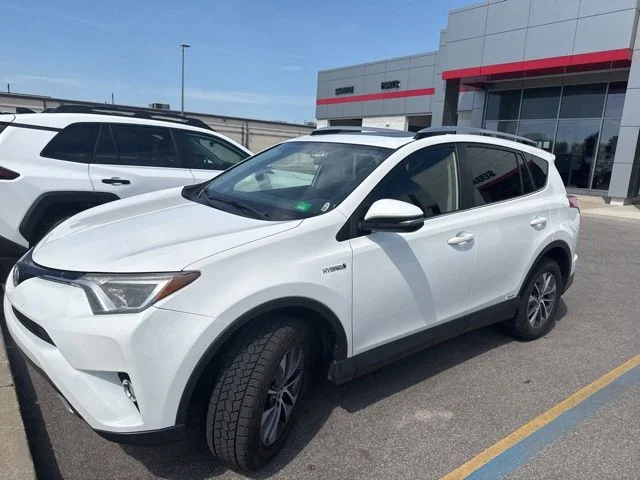 Used 2016 White Toyota XLE image 1