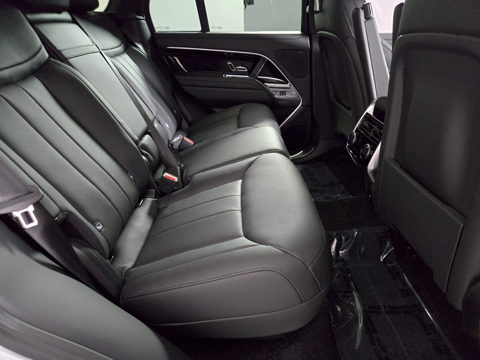 New 2026 Icy White Satin Land Rover SE image 18