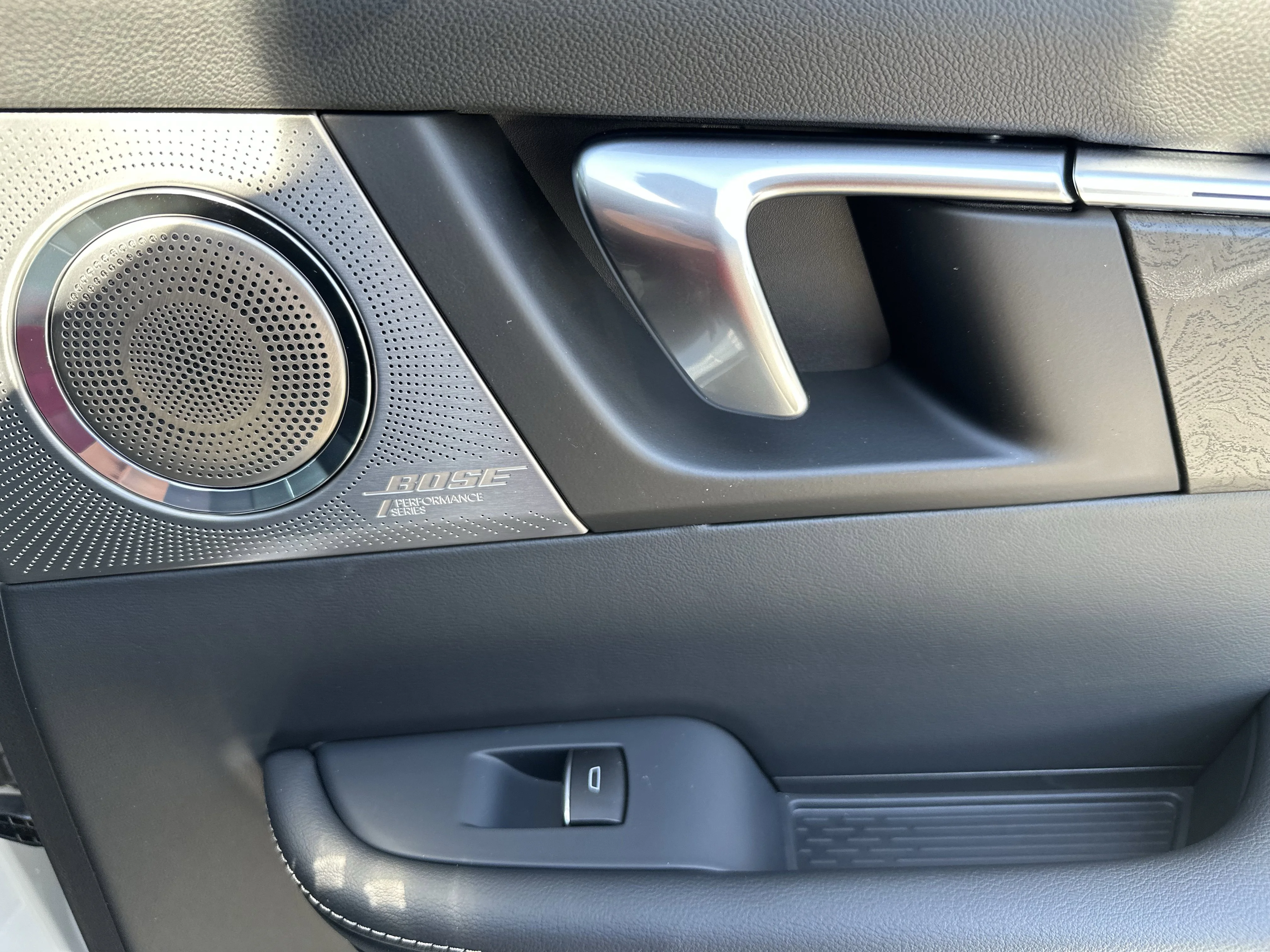 New 2026 Iridescent White Tricoat Buick Avenir image 21