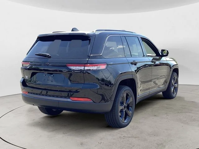 New 2026 Diamond Black Crystal Pearlcoat Jeep LIMITED 4X4 image 6