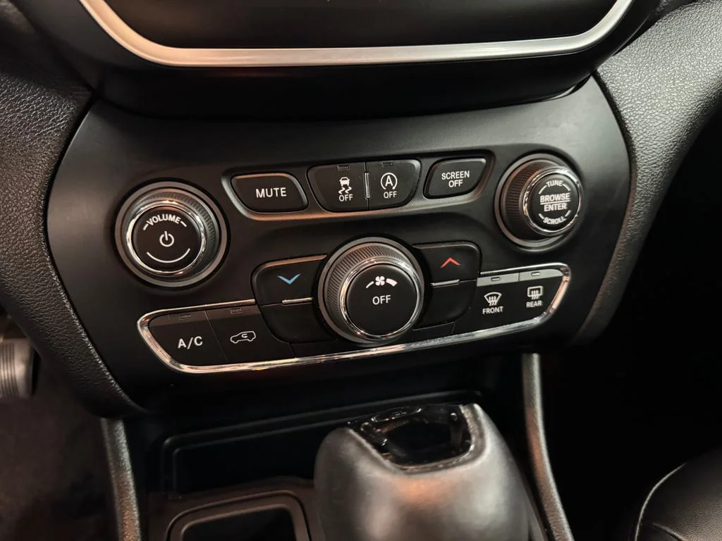 Used 2021 Red Jeep Altitude image 23