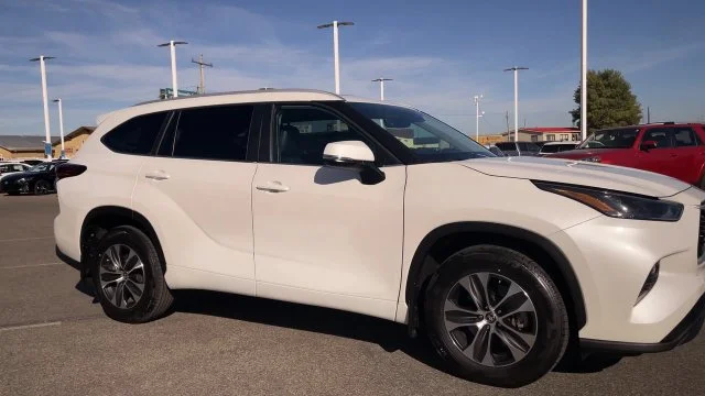 Used 2025 Beige Toyota XLE image 3
