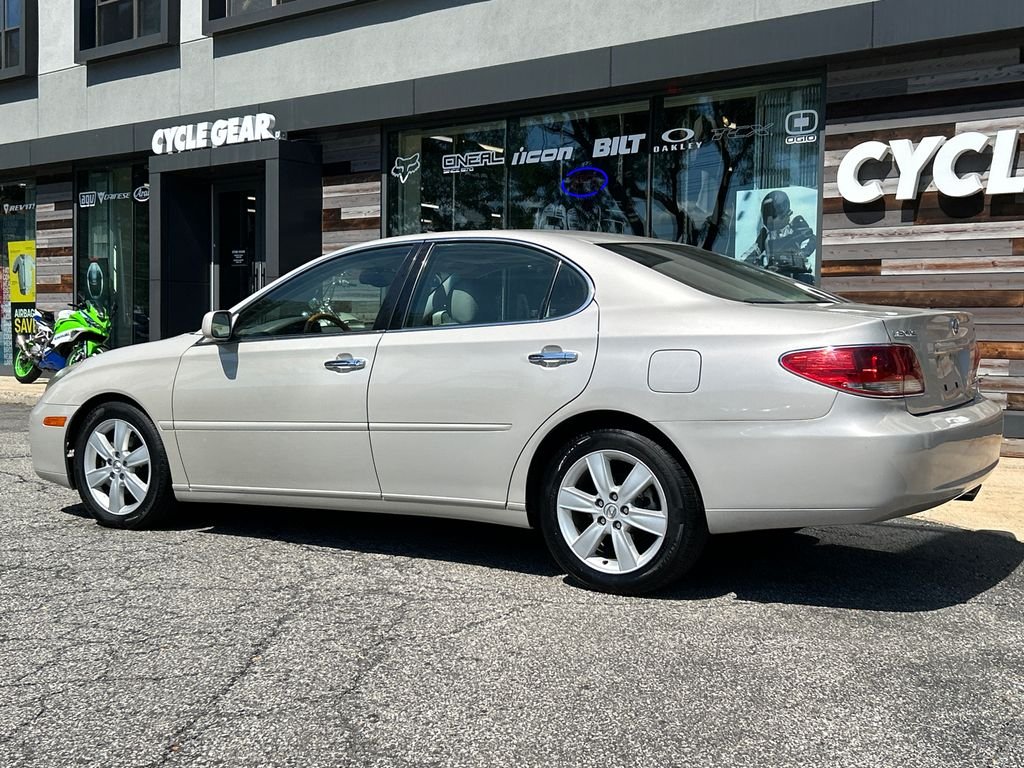 Used 2005  Lexus 330 image 4