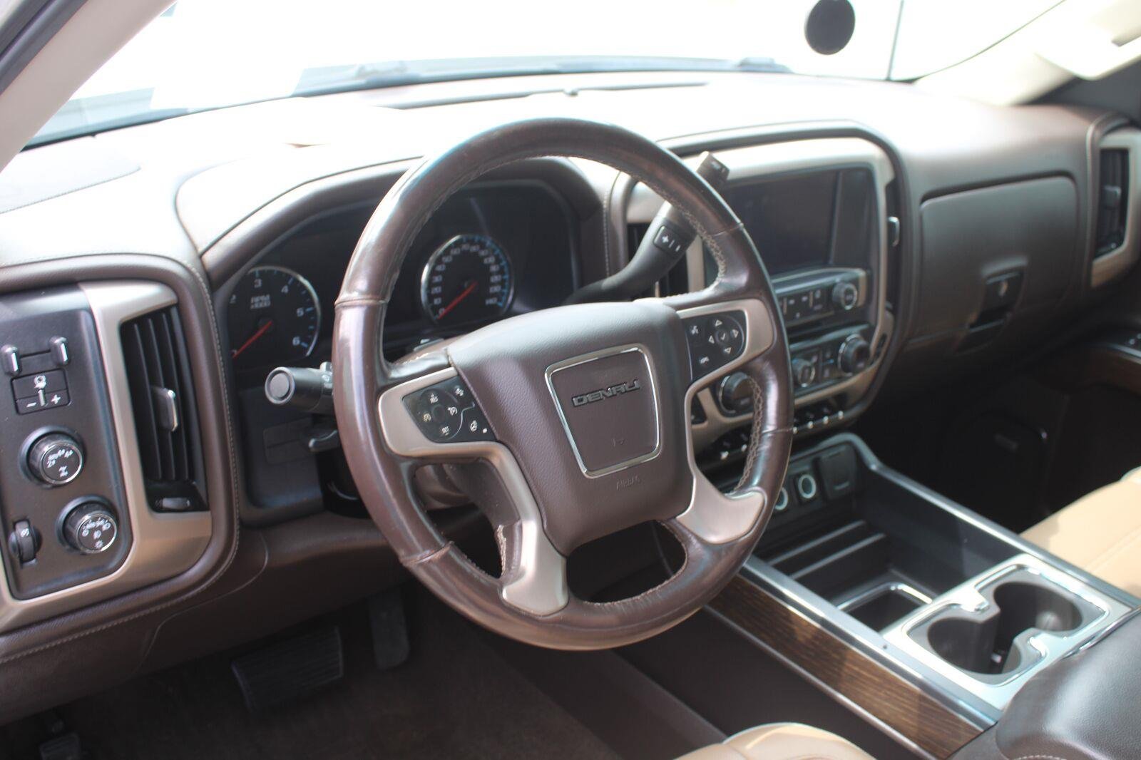 Used 2017 White Frost Tricoat GMC Denali image 9