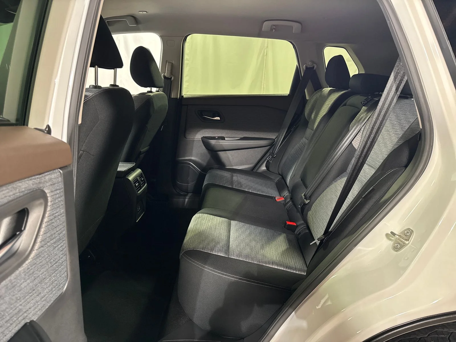Used 2023 Pearl White Nissan SV image 5