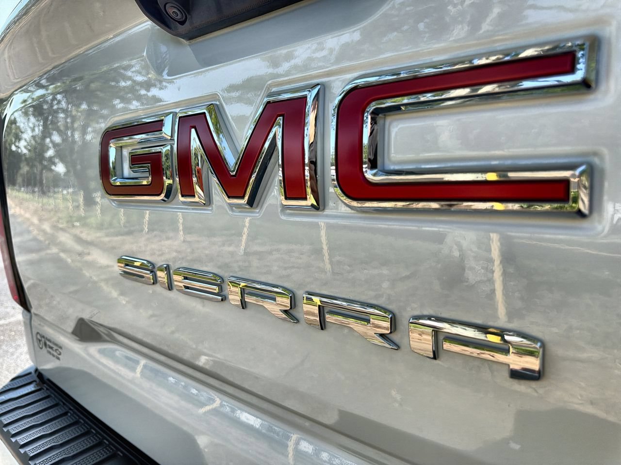 Used 2024 Summit White GMC Elevation image 27