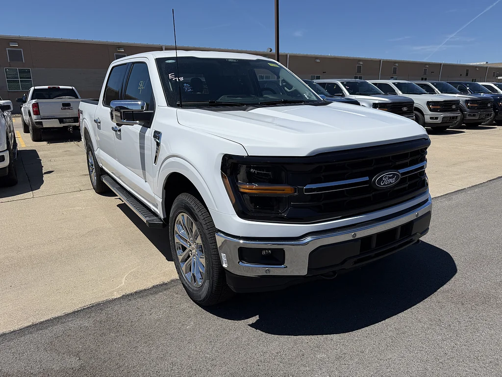 New 2026 Oxford White Ford XLT image 2