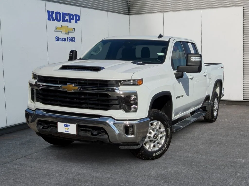 Used 2025 Summit White Chevrolet LT image 1