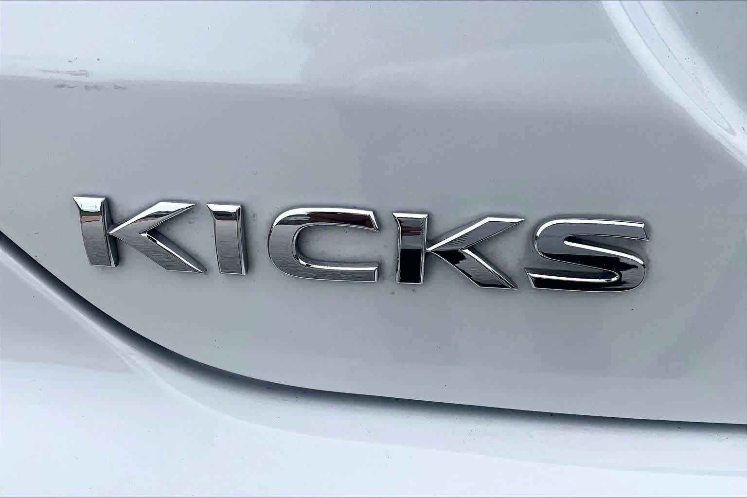 Certified Used 2022 Aspen White Tricoat/Super Black Nissan SV image 10