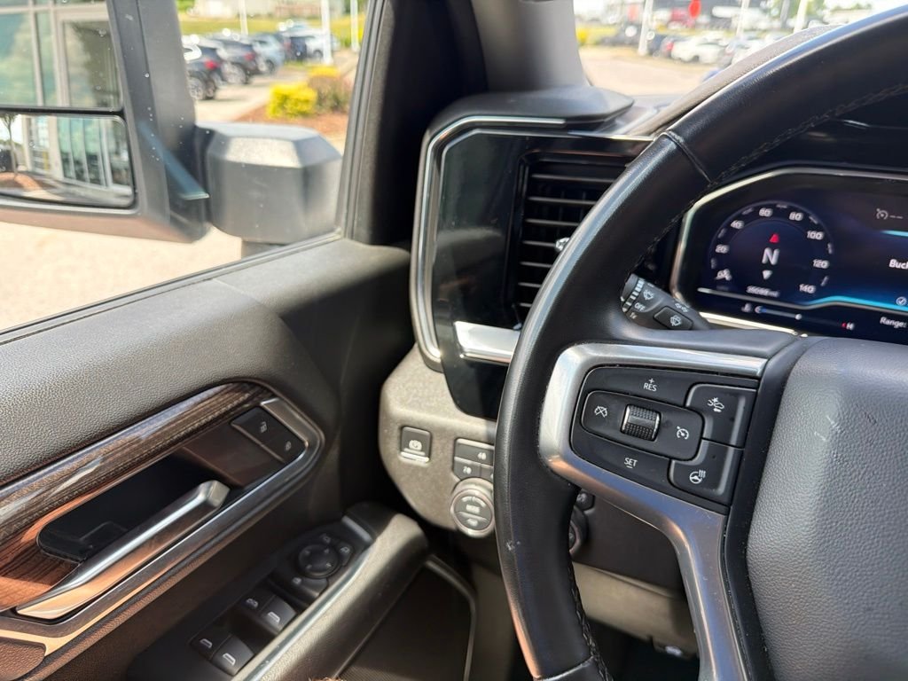 Used 2025 White Chevrolet LT image 22