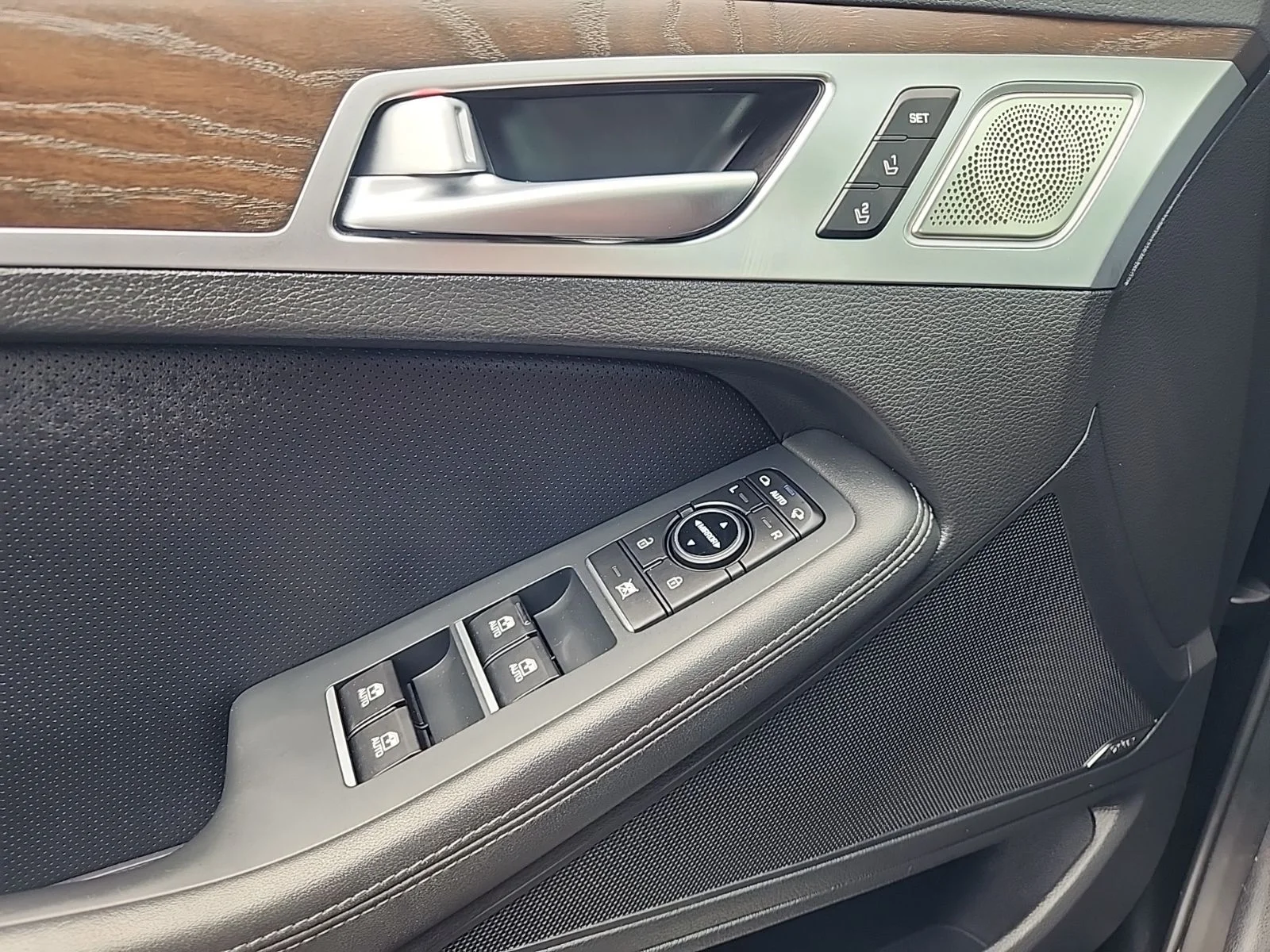 Used 2018 Black Genesis 3.8 image 28