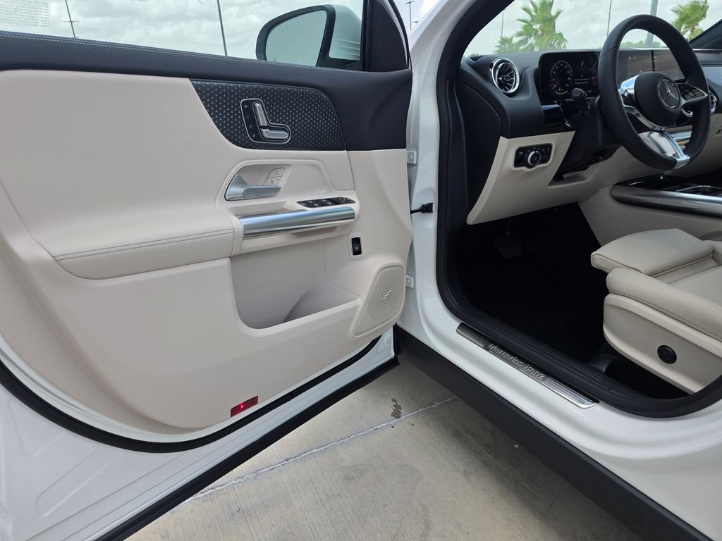 New 2026 Polar White Mercedes-Benz GLA 250 image 41