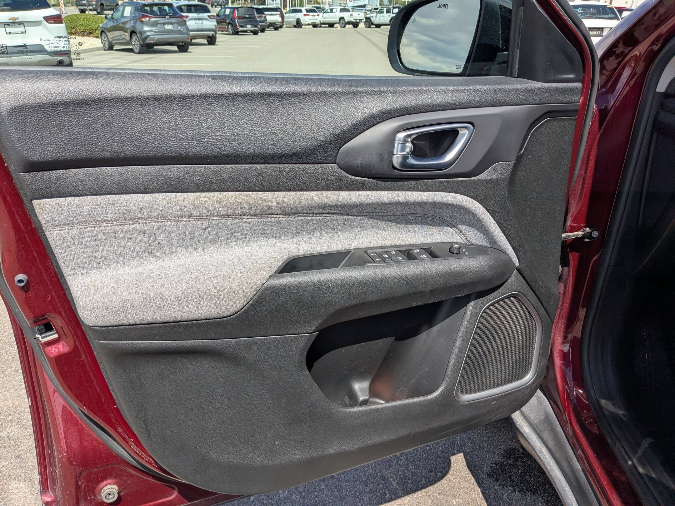 Used 2022 Velvet Red Pearlcoat Jeep Latitude Lux image 13