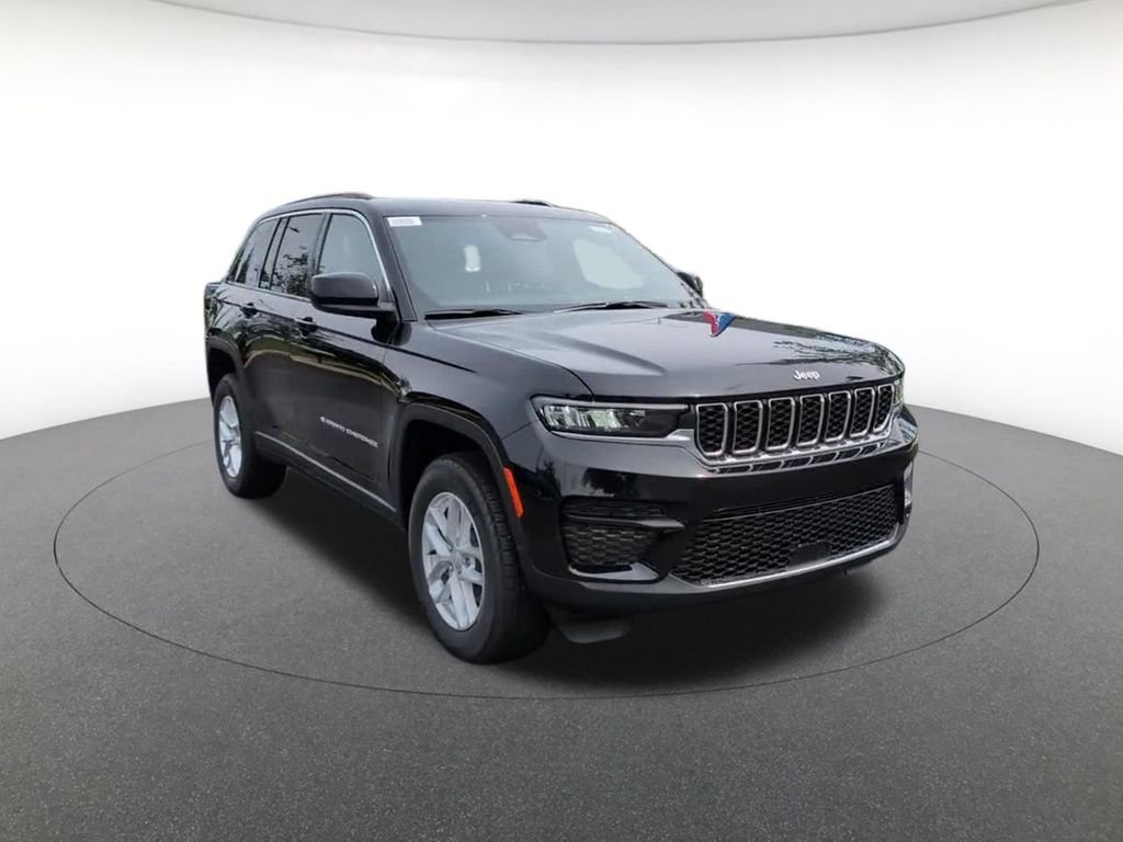 New 2026 Diamond Black Crystal Pearlcoat Jeep Laredo X image 3