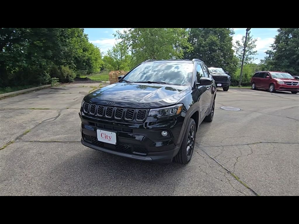 New 2026 Diamond Black Crystal Pearl-Coat Exterior Paint Jeep Altitude image 3