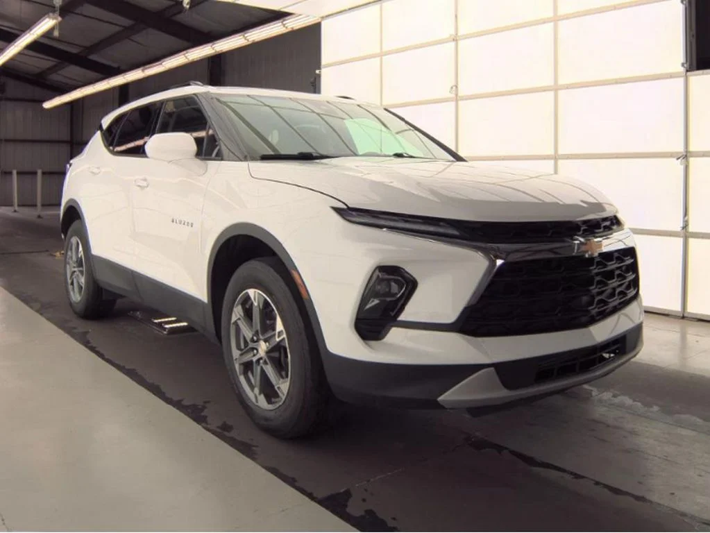 Used 2024 Summit White Chevrolet LT image 3