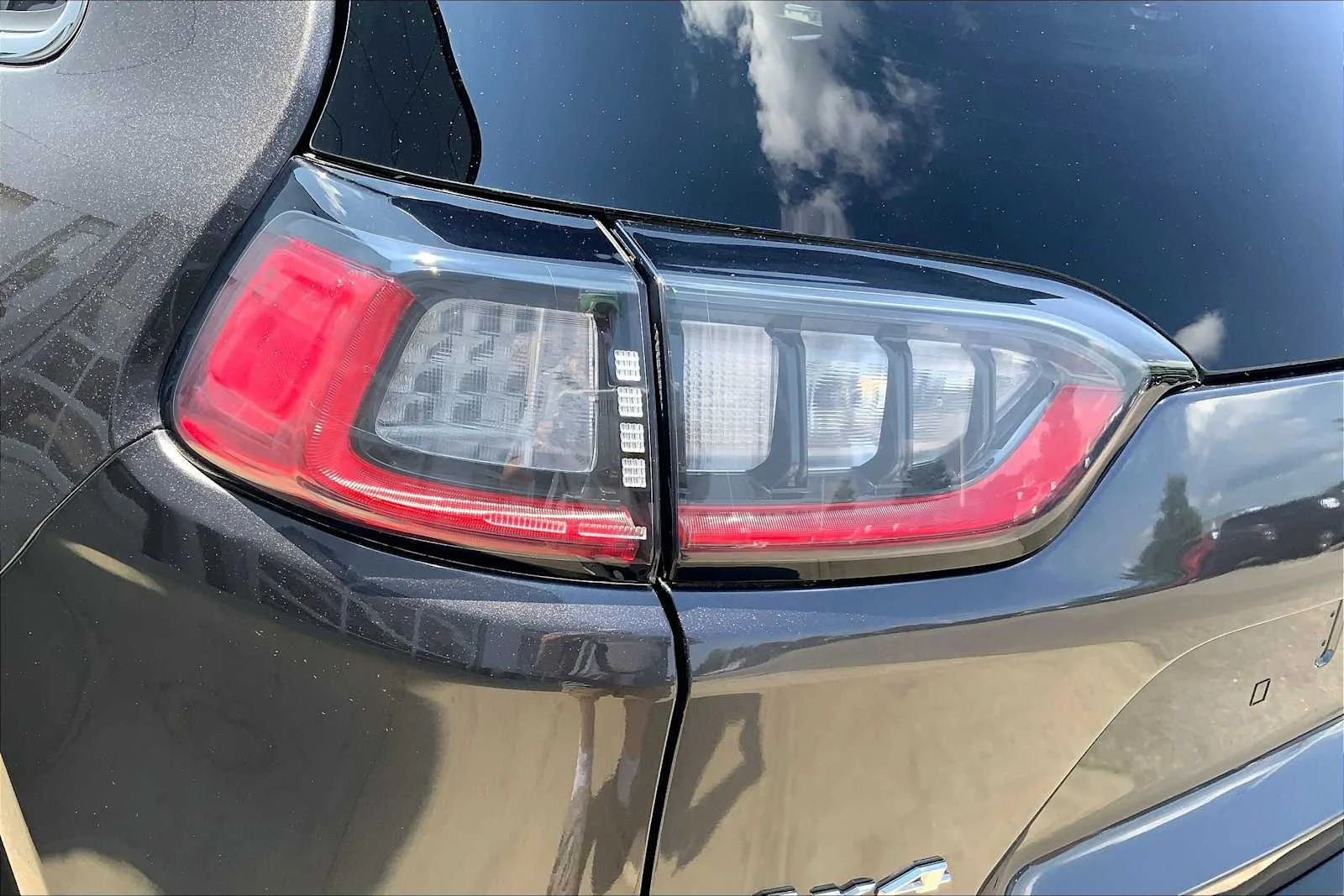 Used 2020 Granite Crystal Metallic Clearcoat Jeep Latitude Plus image 27