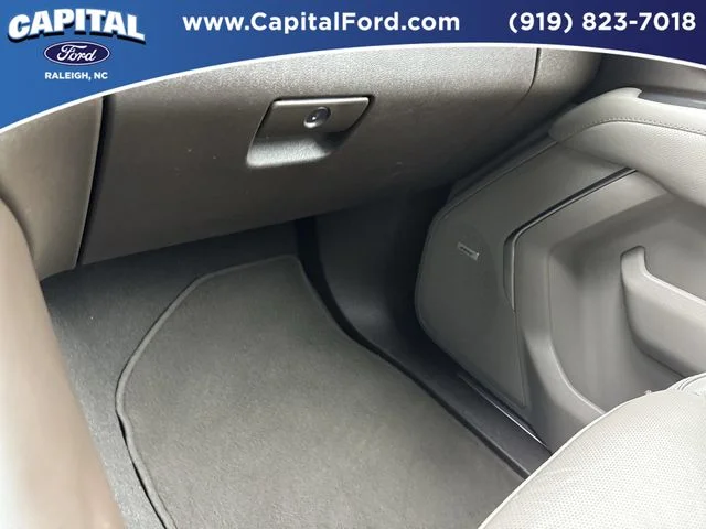 Used 2022 White GMC SLT image 27
