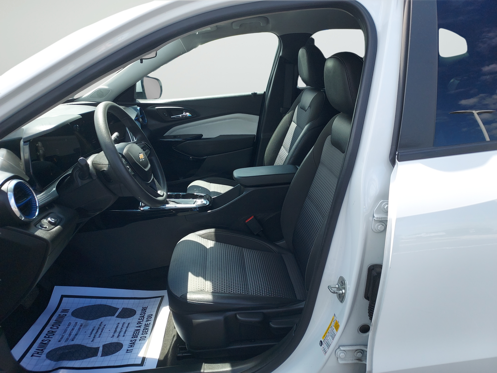 Used 2025 White Chevrolet LT image 9