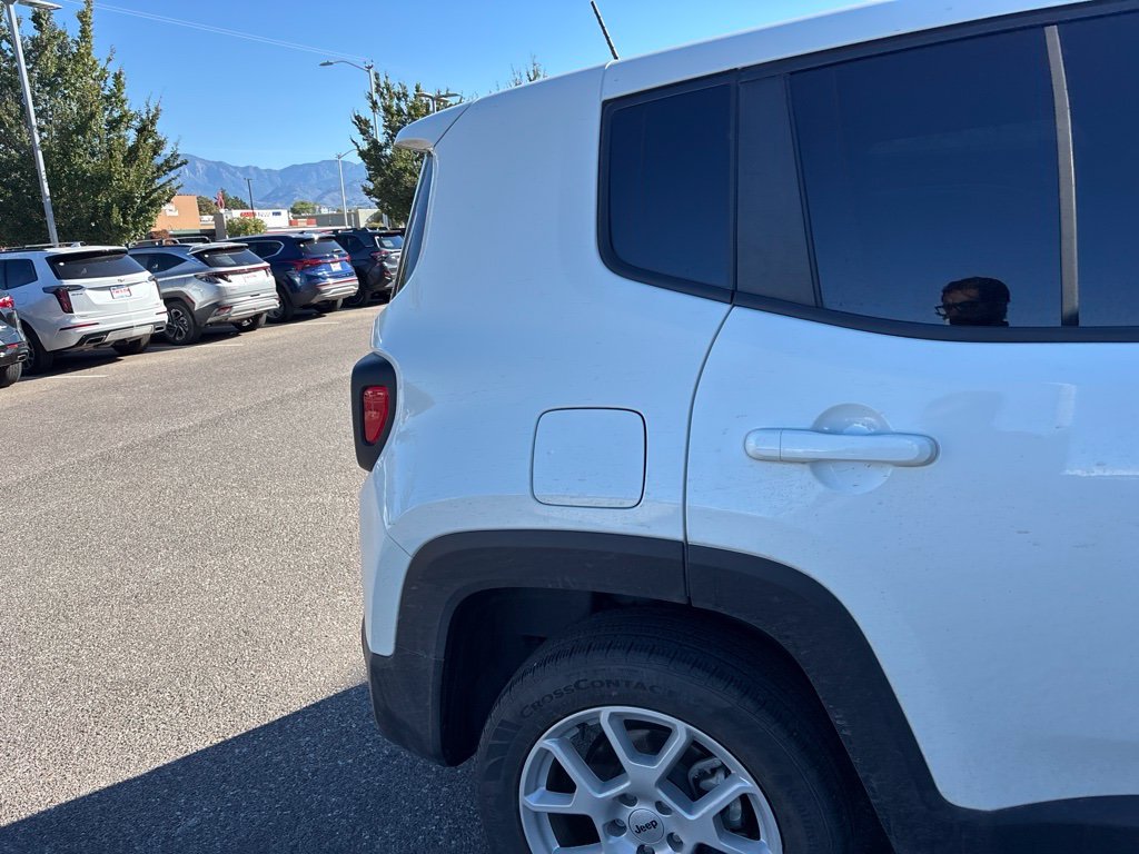Used 2023 White Jeep Latitude image 11