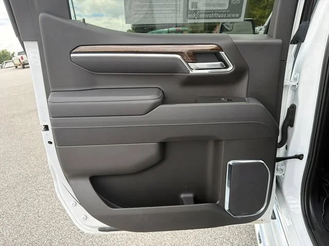 Used 2025 Summit White GMC SLE image 21