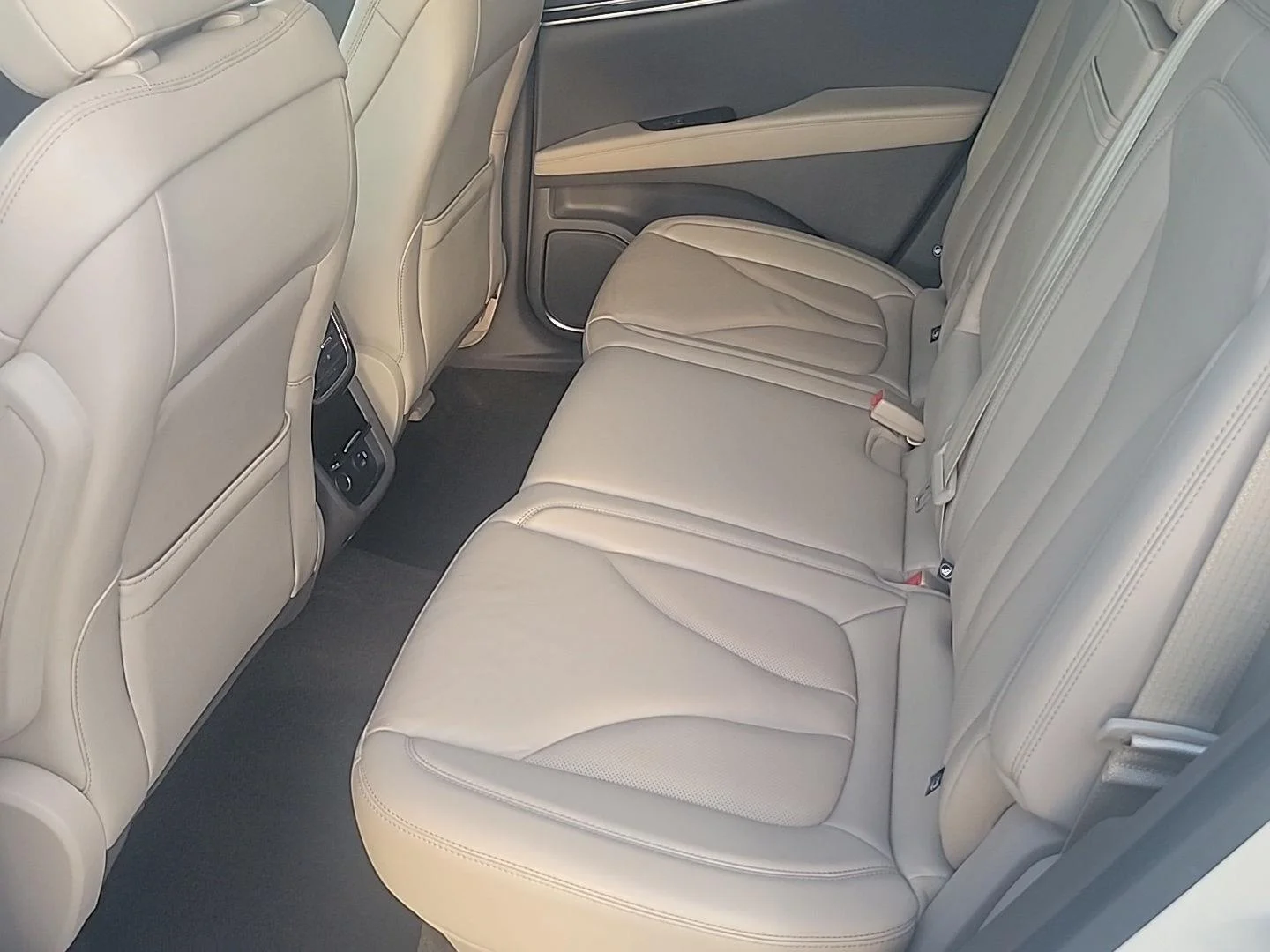Used 2021 Ceramic Pearl Lincoln Standard image 12