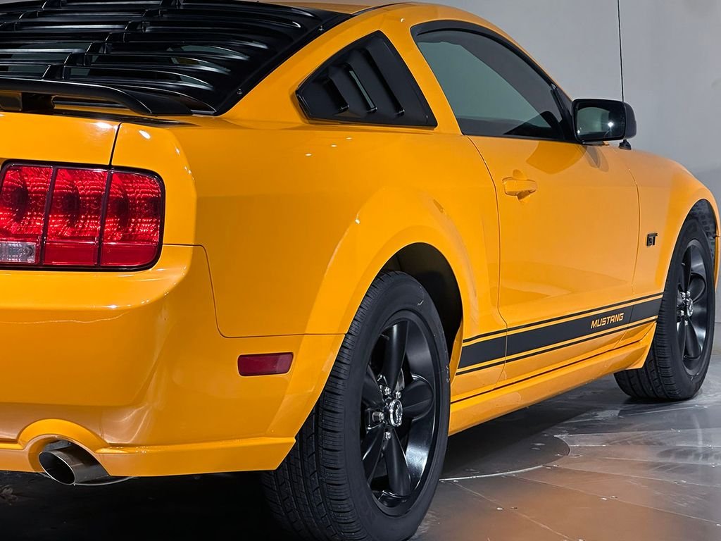 Used 2007 Orange Ford  image 32